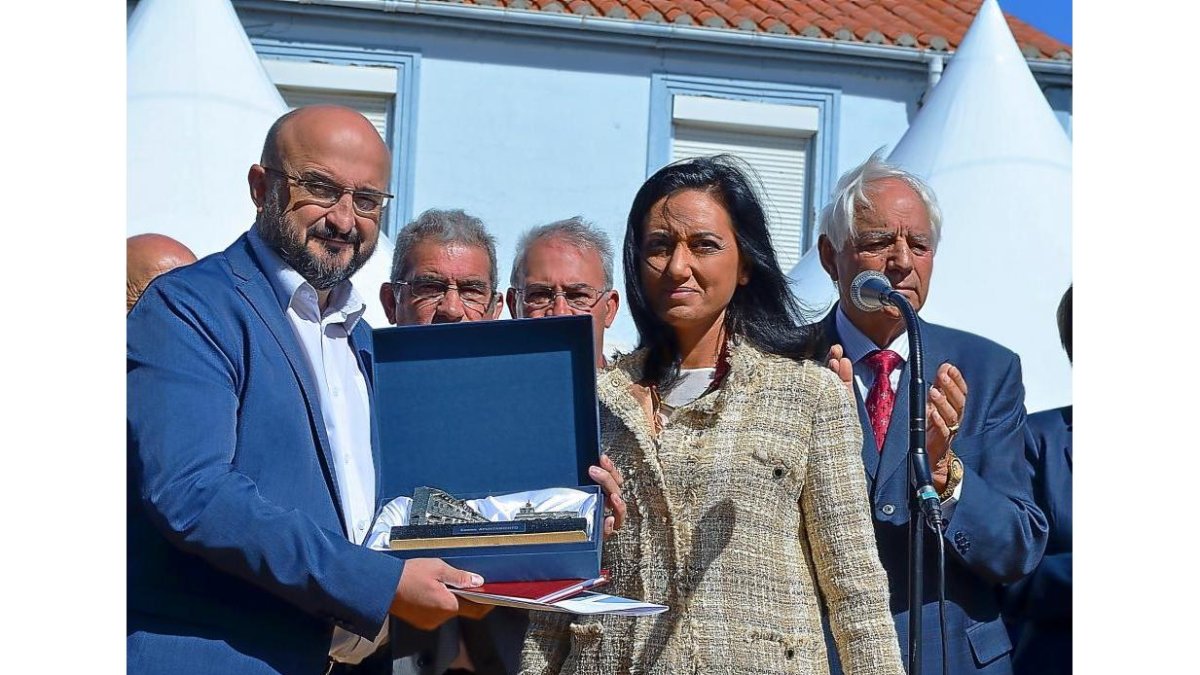 Felipe Ramos, subdirector de EL MUNDO DE CASTILLA Y LEÓN junto a la alcaldesa Alicia Gallego.-A.MEDINA / DIARIO DE LEÓN