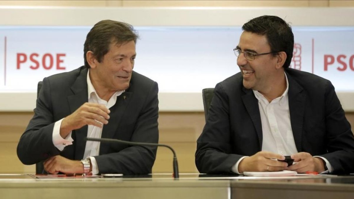 Javier Fernández, presidente de la gestora del PSOE, junto a Mario Jiménez, vocal.-JOSE LUIS ROCA