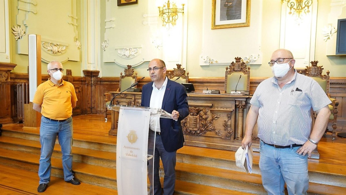 Rueda de prensa del concejal de Movilidad y Espacio Urbano de Valladolid (en el centro) sobre la campaña de aglomerado asfáltico. - AYUNTAMIENTO DE VALLADOLID