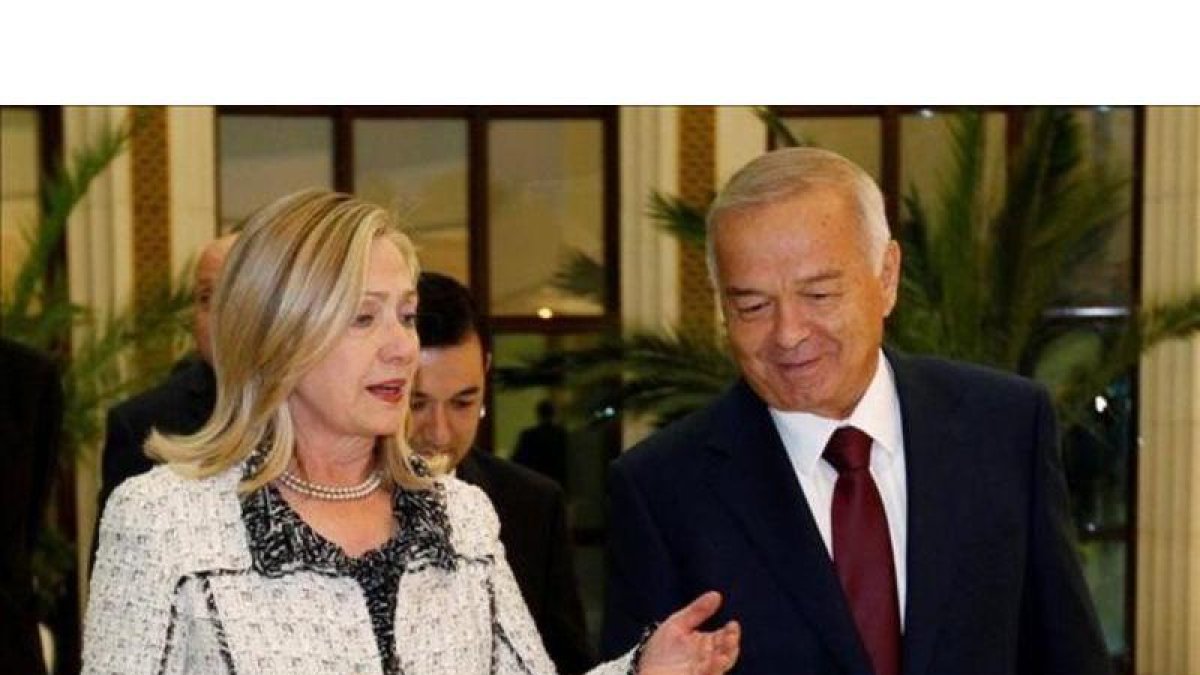 Islam Karímov, con la entonces secretaria de Estado de EEUU, Hillary Clinton, en una imagen del 2011.-KEVIN LAMARQUE / REUTERS