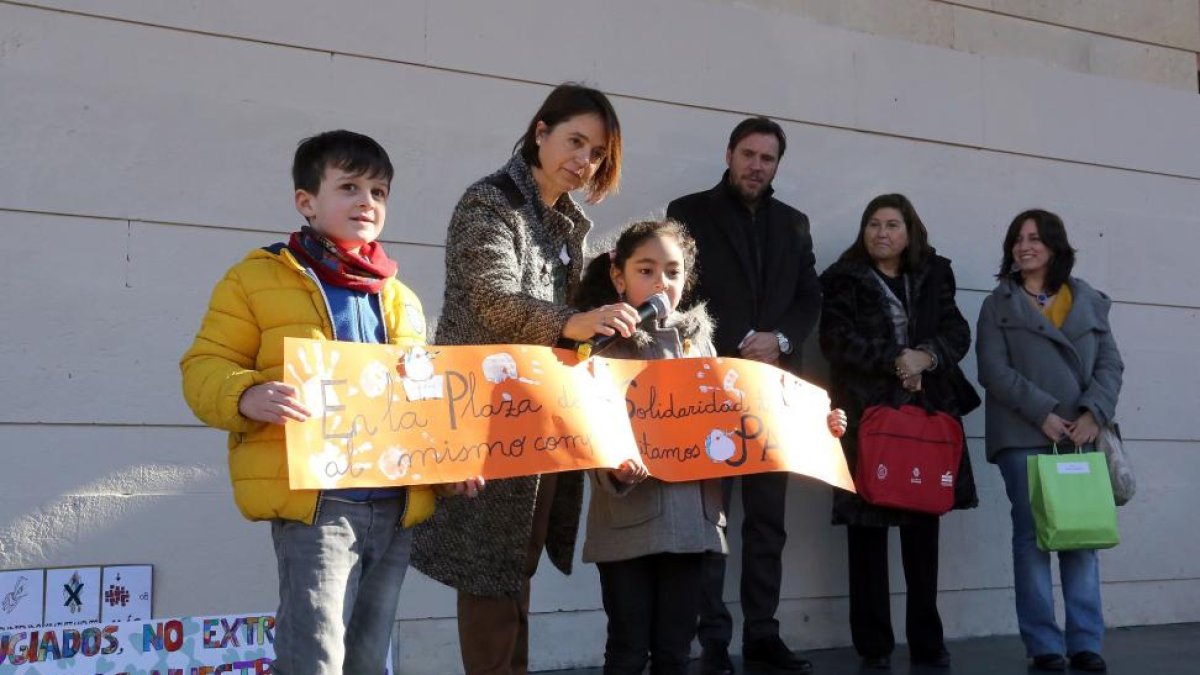 Dos alumnos posan con una pancarta en favor de la Paz.-ICAL