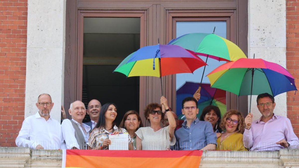 Concejales del PSOE cuelgan la bandera arcoiris en una ventana del Ayuntamiento.- TWITTER