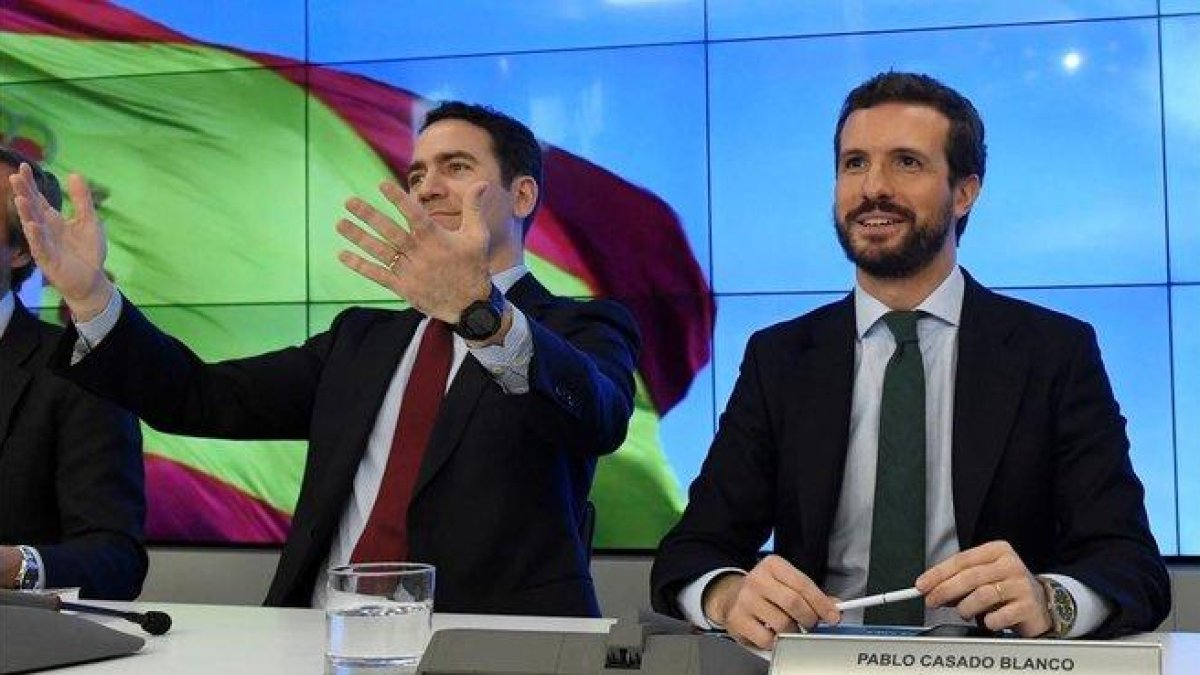 Pablo Casado (derecha) y Teodoro García Egea, en la junta directiva nacional, este lunes.-EFE / VÍCTOR LERENA