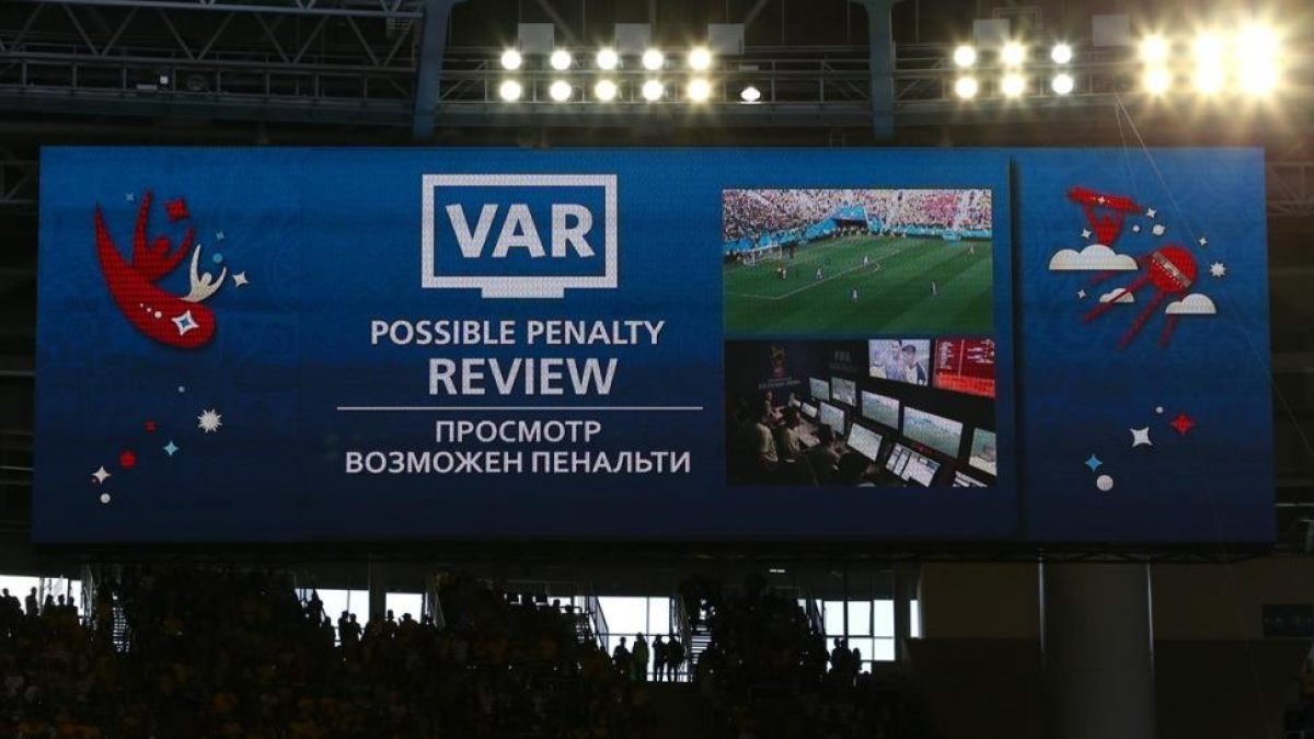 Una pantalla avisa de la revisión de una jugada mediante el VAR en el Mundial de Rusia. /-GETTY IMAGES