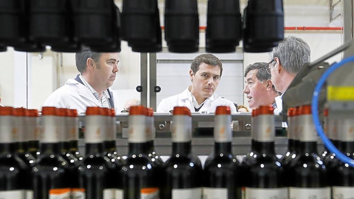 Albert Rivera escucha al presidente de la bodega Cuatro Rayas, Fernando Prieto, ayer, durante su visita a la elaboradora de LaSeca.-J. M. LOSTAU