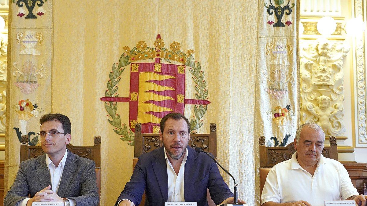 Pedro Herrero, Óscar Puente y Ángel Luis Agúndez durante la presentación del nuevo  sistema de quejas. ICAL
