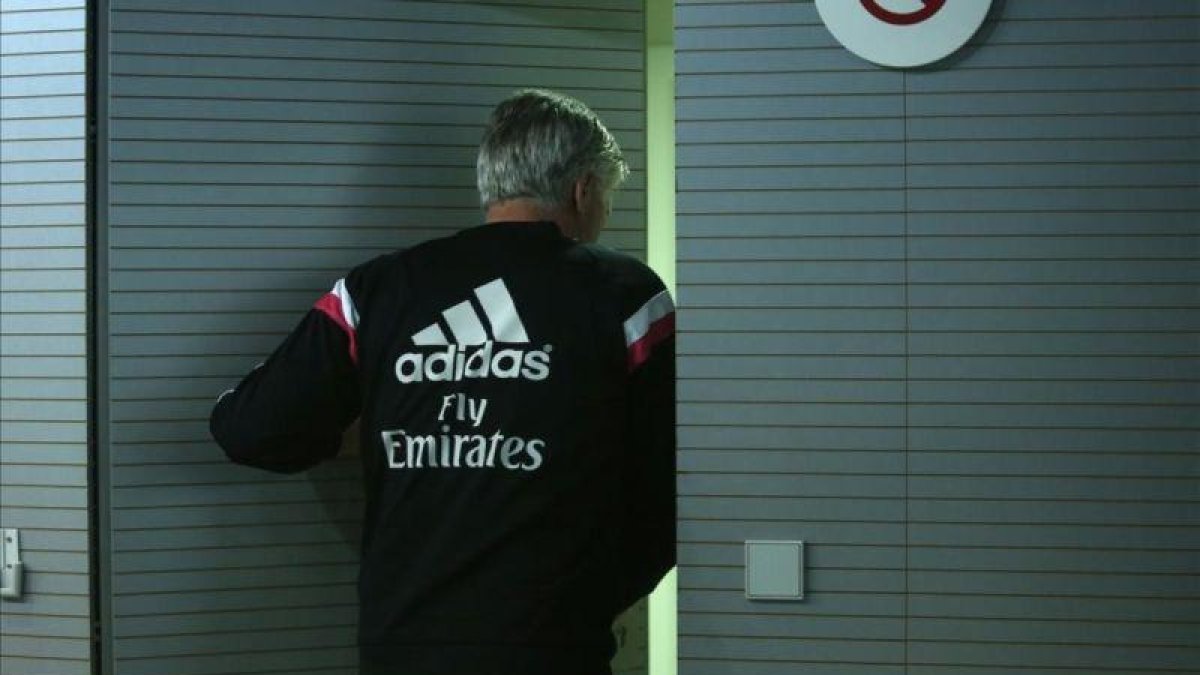 Carlo Ancelotti sale de la ciudad deportiva de Valdebebas tras una rueda de prensa.-DAVID CASTRO