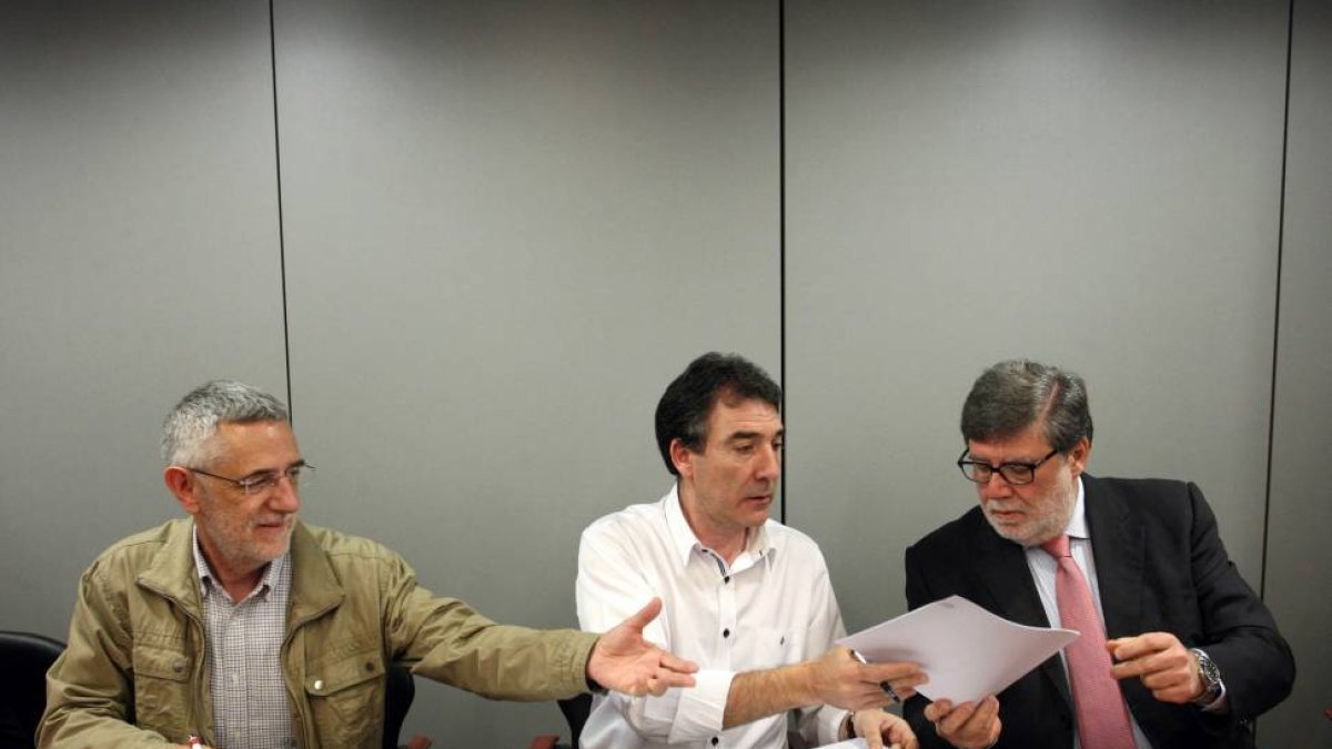 Los secretarios autonómicos de UGT y CCOO, Agustín Prieto (I) y Ángel Hernández, firman con el presidente de Cecale, Santiago Aparicio un acuerdo para impulsar la Negociación Colectiva y el SERLA-Ical