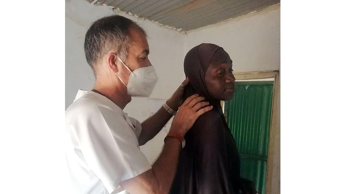 El médico vallisoletano Óscar Hugo Martín de la asociación Ayepu trabaja en varias localidades de Gambia.-ICAL