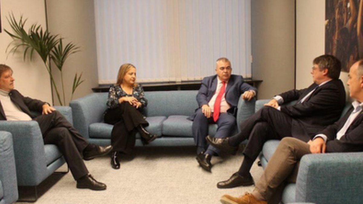 Iratxe García, segunda por la izquierda, en la reunión con Carles Puigdemont.-E. M.