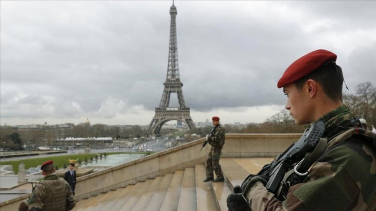 Soldados franceses patrullan por los alrededores de la Torre Eiffel.-REUTERS / PHILIPPE WOJAZER