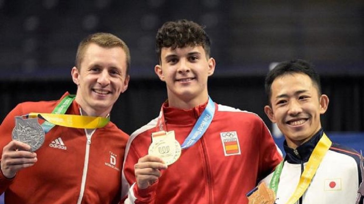 El vallisoletano David Franco, en el centro, posa con su medalla de oro en el podio de los World Games en Estados Unidos. / EM