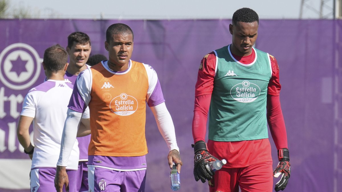 Juric (tras Kenedy) y John (a la derecha) en su primer entrenamiento con el Real Valladolid.J.M. LOSTAU