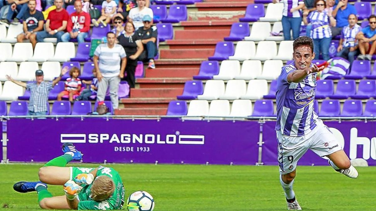 Mata, tras el autopase ante la salida del meta Kieszek que dio origen al tercer gol del Valladolid, ayer, en Zorrilla.-J. M. LOSTAU