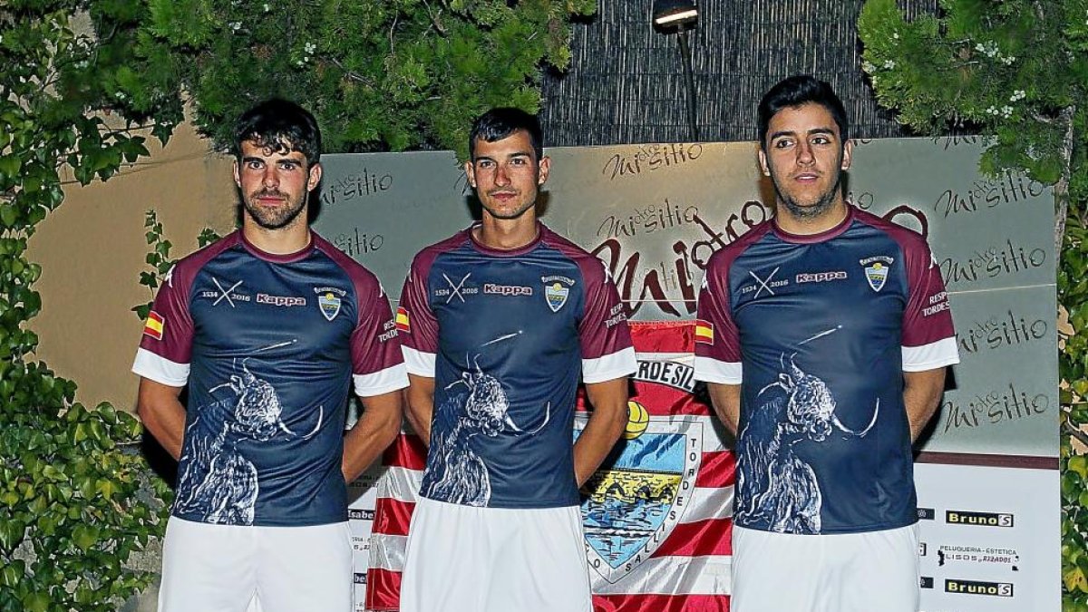 Jugadores del Atlético de Tordesillas presentan ayer la nueva equipación alusiva al Toro de la Vega.-J. M. LOSTAU