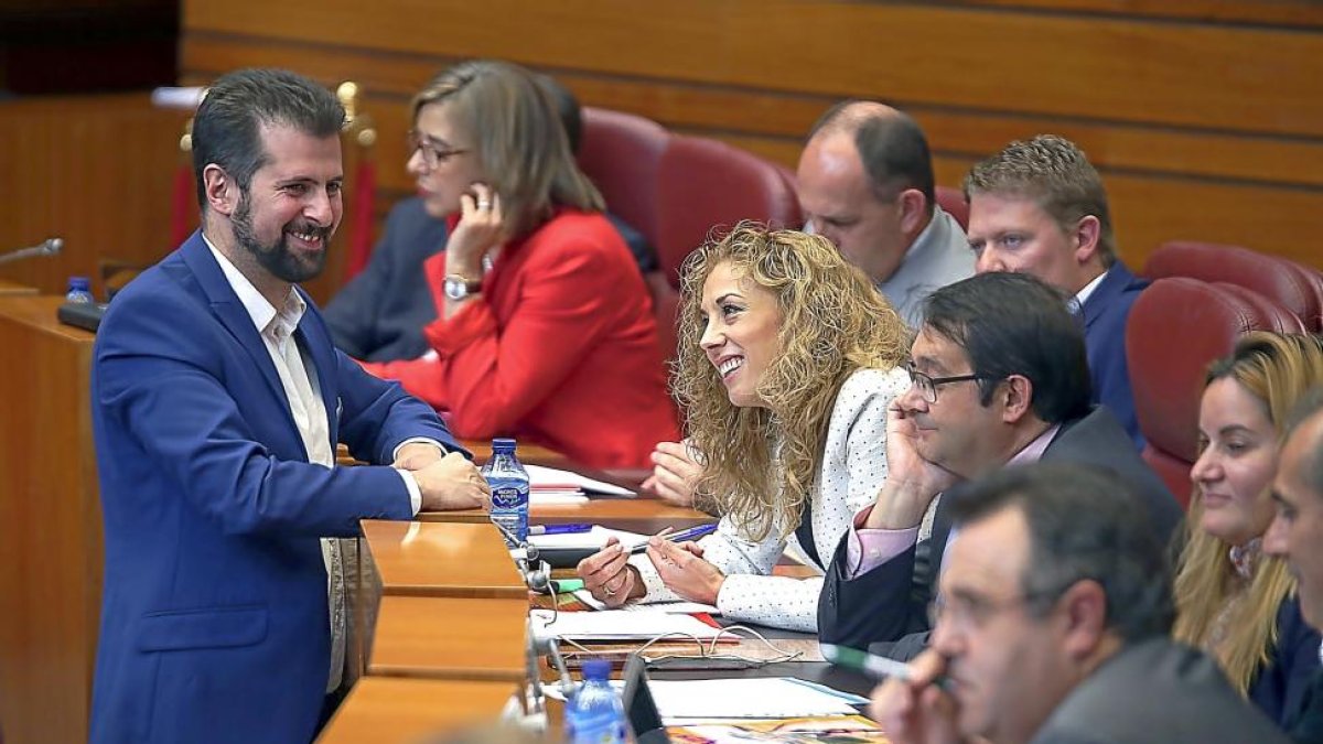 Luis Tudanca habla con miembros de su Grupo en el Pleno de ayer.-ICAL