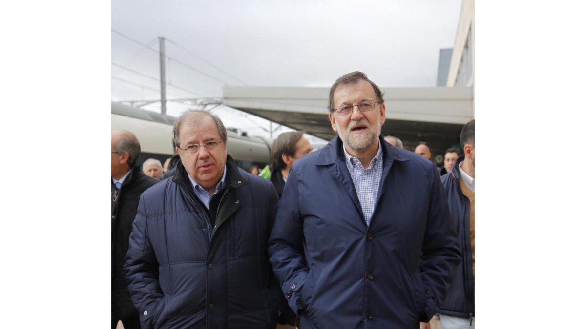 Juan Vicente Herrera, y el presidente del Gobierno en funciones, Mariano Rajoy, este sábado, en Salamanca.-ICAL