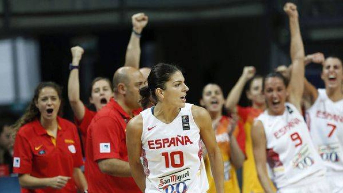 Marta Xargay (delante) celebra una canasta vitoreada por sus compañeras.-Foto: EFE / TOLGA BOZOGLU