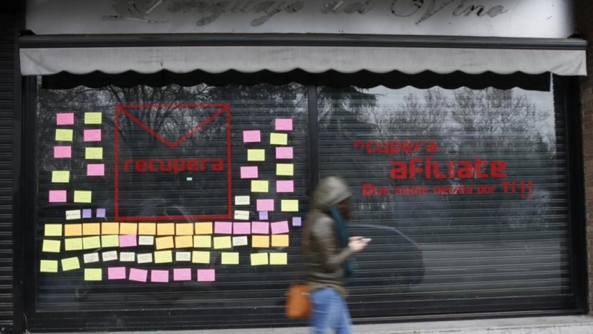 La fachada de la sede de los críticos del PSOE, con las siglas del partido ya borradas.-EFE / MARISCAL