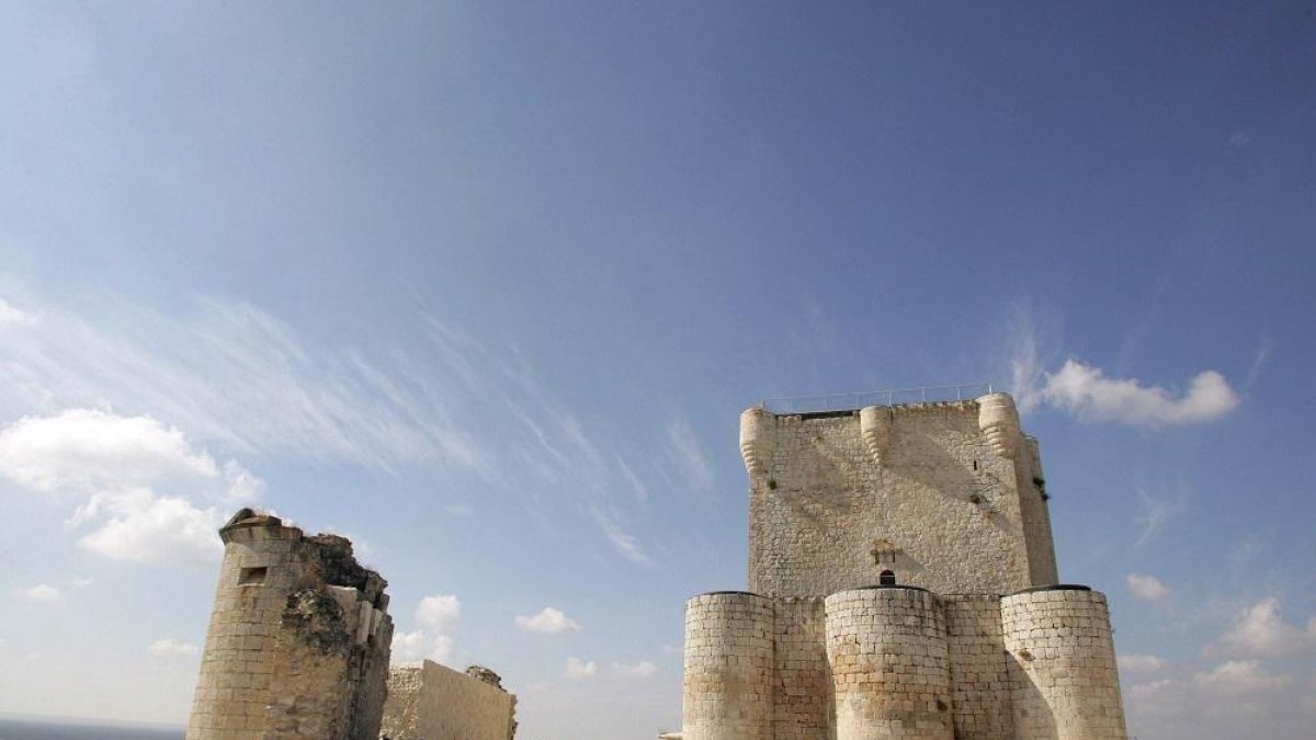 Un grupo de visitantes en el Castillo de Íscar, que recibirá inversiones para mejorar su cubierta e instalar un muro.-ICAL