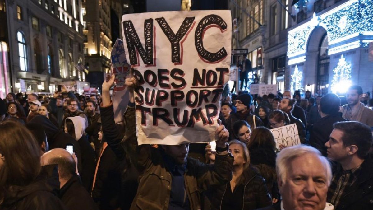 'Nueva York no apoya a Trump', reza un cartel durante una protesta frente a la Trump Tower de Nueva York.-AFP / MANDEL NGAN