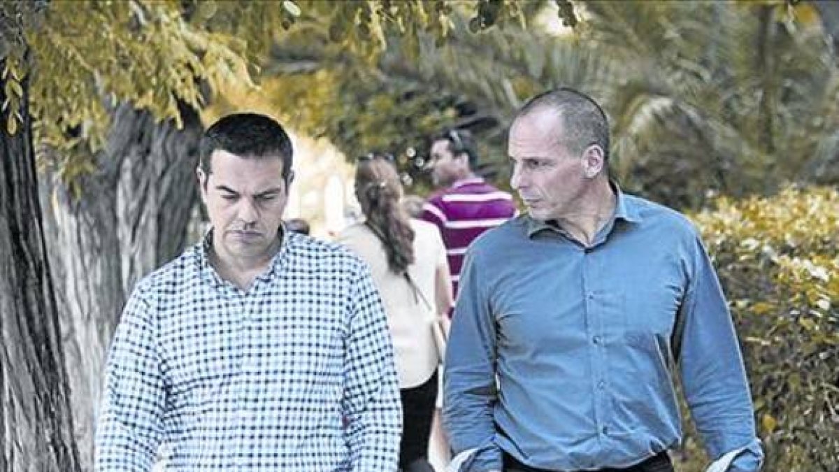 El primer ministro griego, Alexis Tsipras (izquierda), con Varoufakis.-Foto: EFE/ O. P.