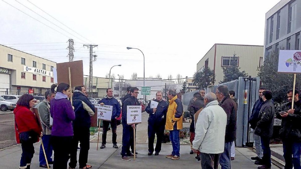 Trabajadores encerrados en la sede de Tragsa en Valladolid se concentran a las puertas de la entidad.-El Mundo