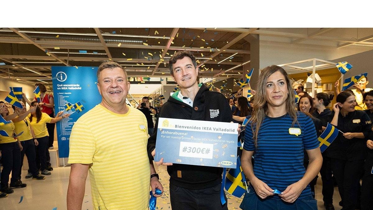 Miguel Ángel Villar, pimer cliente en la reapertura del 'nuevo' IKEA en Valladolid.- E.M.