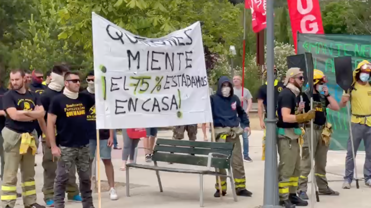Protesta en las Cortes por la gestión del incendio en Zamora. / E. M.
