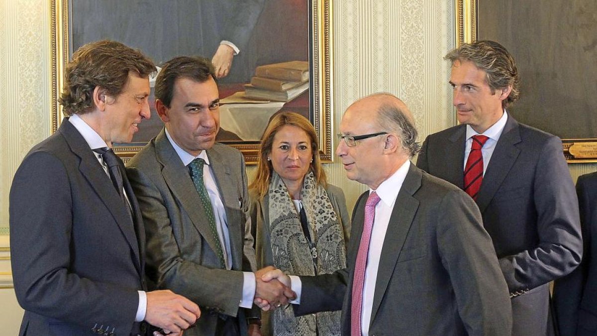 Cristóbal Montoro saluda a Fernando Martínez Maillo en la reunión de la Comisión Nacional de Administración Local, el 21 de mayo de 2013.-JUAN LÁZARO