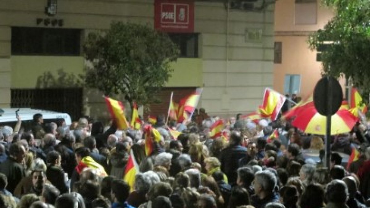 Manifestación contra la sede del PSOE en Madrid. -EL MUNDO
