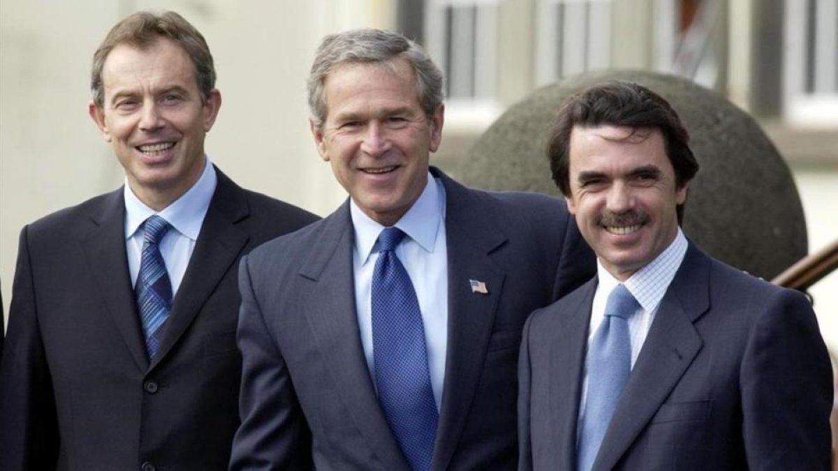 De izquierda a derecha: Blair, Bush y Aznar, en el aeropuerto de la isla de Terceira, en las Azores, antes de la cumbre, el 16 de marzo del 2003.-REUTERS / HARRY PAGE