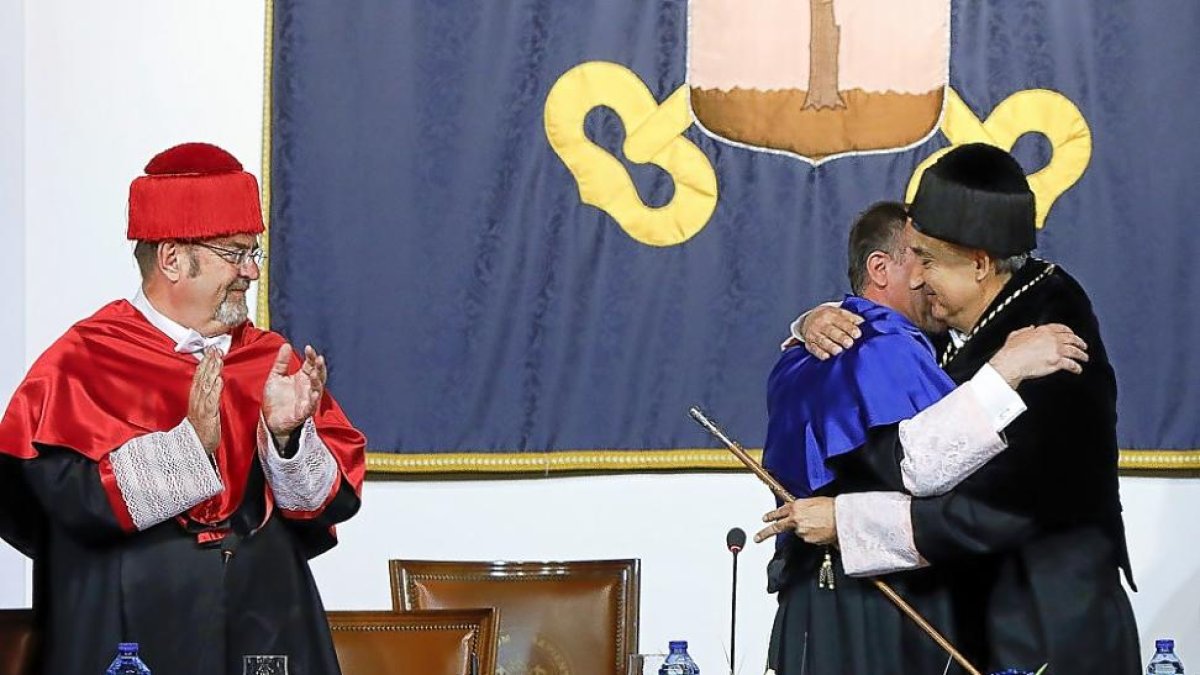 El nuevo rector, Antonio Largo, recibe la felicitación del antiguo, Daniel Miguel, en presencia del consejero de Educación, Fernando Rey.-J.M. LOSTAU