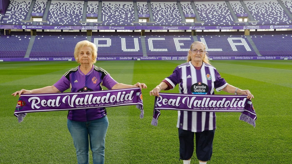 Benita Monzón Prado (82 años) y Emilia Gallinas Martín (73) posan en el estadio de Zorrilla con camisetas de ‘su’ Real Valladolid. J. M. LOTAU