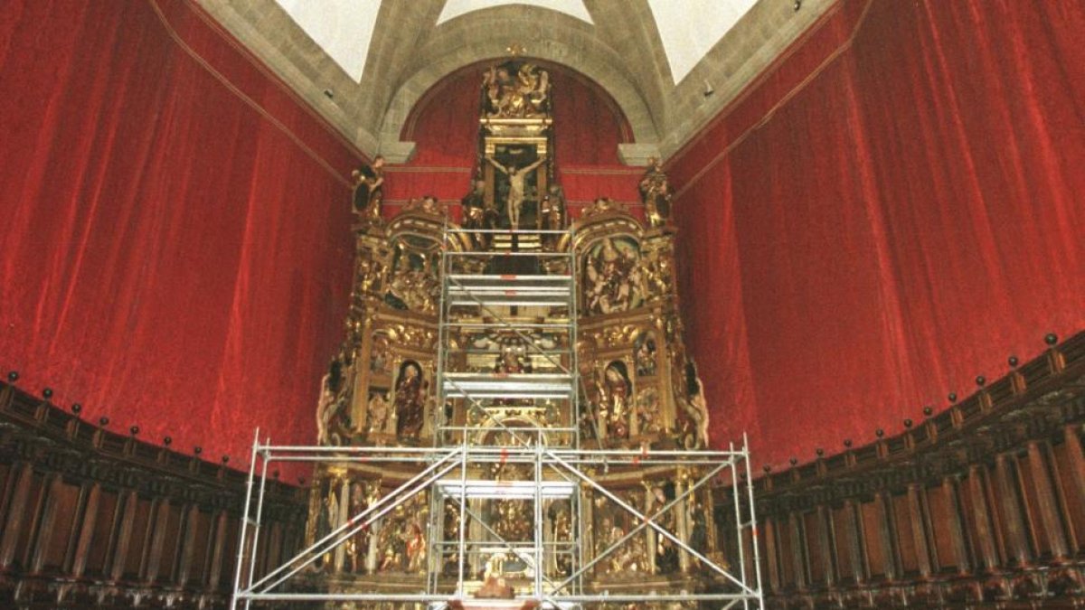 Zona del presbiterio con el retablo que se quiere iluminar.-J. M. LOSTAU