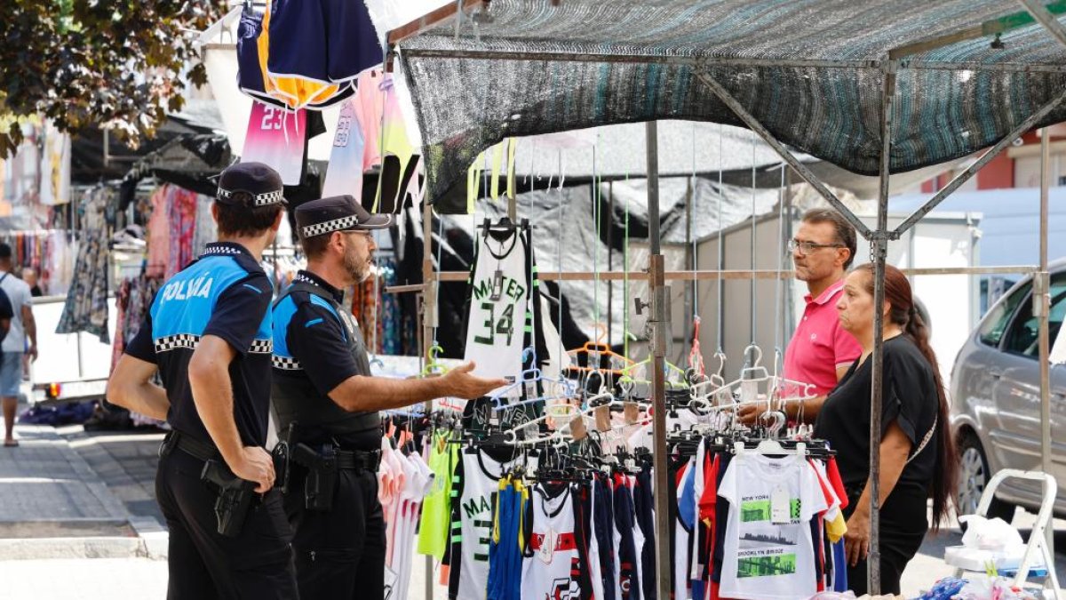 Los puestos del mercadillo de la calle de la Salud se ven obligados a desmontar sus puestos una hora antes.- PHOTOGENIC