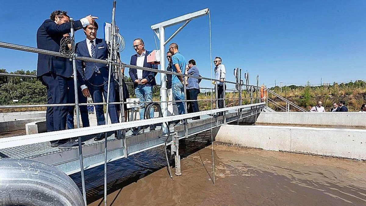 El consejero de Fomento y Medio Ambiente durante una reciente visita a la Edar de Mojados.-ICAL