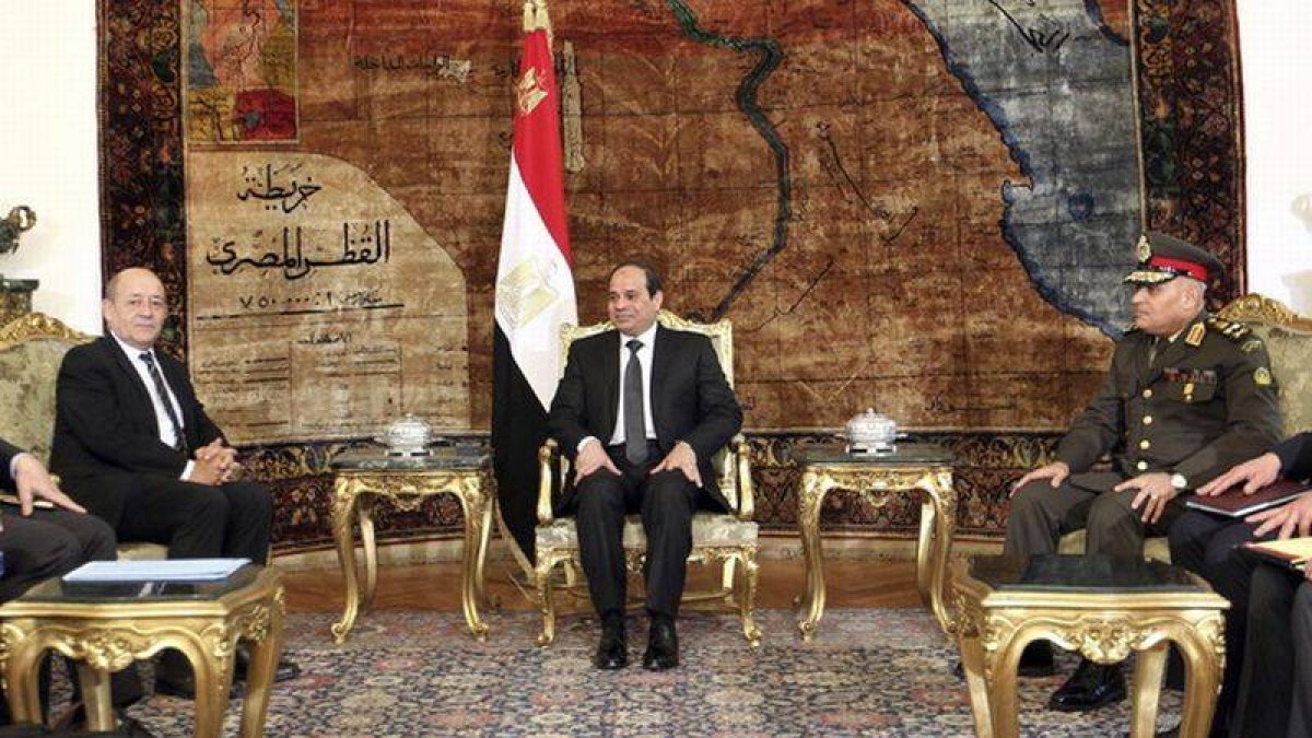 El presidente egipcio, Abdelfatah al Sisi (c) junto al ministro de Defensa francés, Jean-Yves Le Drian (izq), en presencia del ministro de Defensa egipcio, Sedki Sobhi (d), en El Cairo, Egipto.-Foto: EFE / KHALED ELFIQI