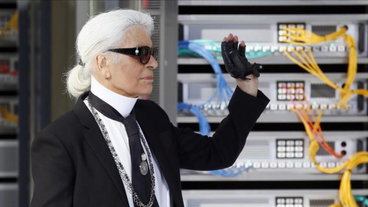 Karld Lagerfeld, director creativo de Chaenel , al final de su desfile de París, este martes.-AP / FRANCOIS MORI