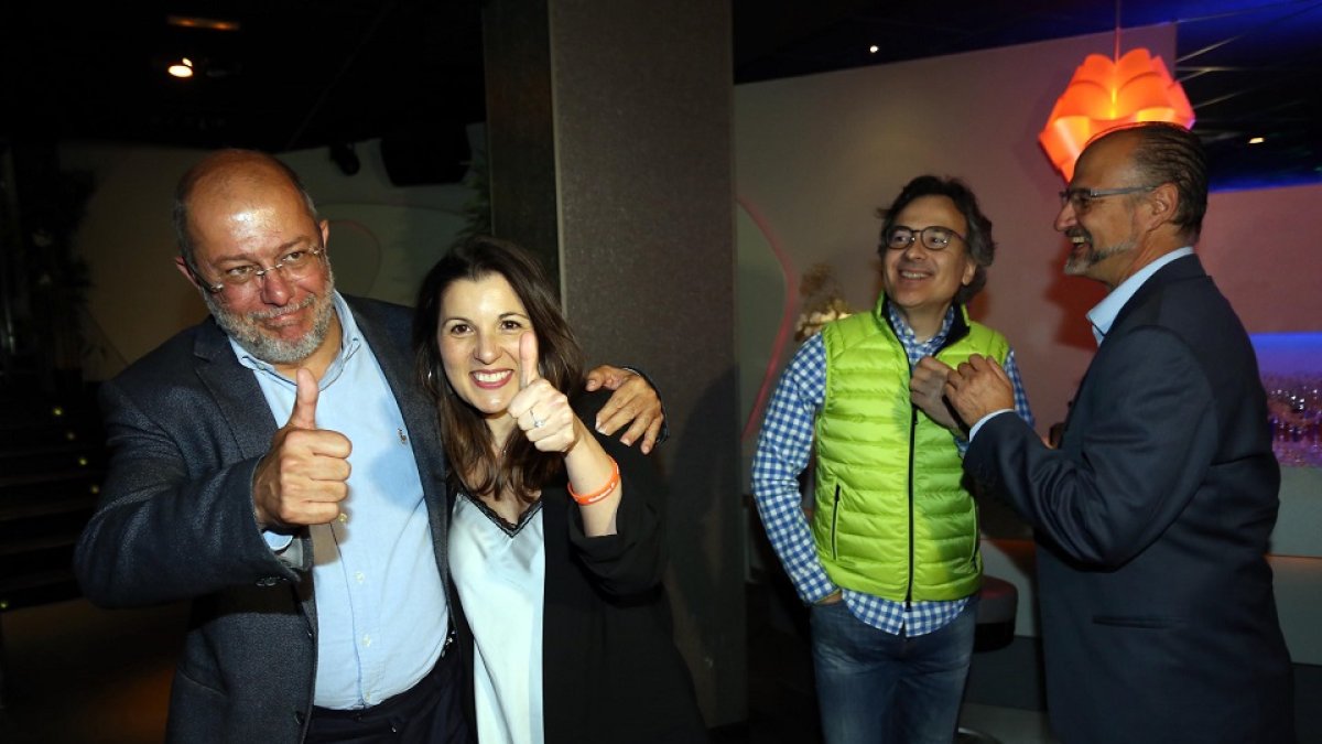 La número uno al Congreso de Ciudadanos por Valladolid, Soraya Mayo, y el candidato de este partido a la Presidencia de la Junta, Francisco Igea, celebran los resultados de esta formación política en las elecciones generales. - ICAL