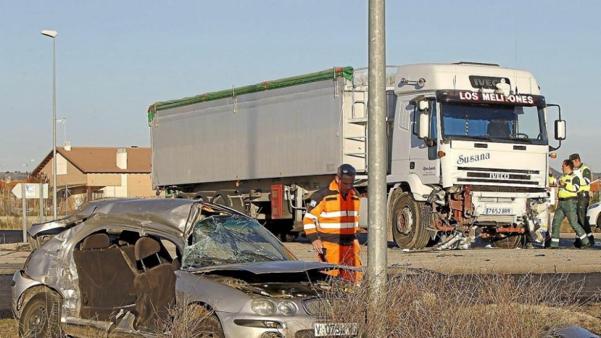 Estado de uno de los vehículos tras el accidente de 2015.-J.M. LOSTAU