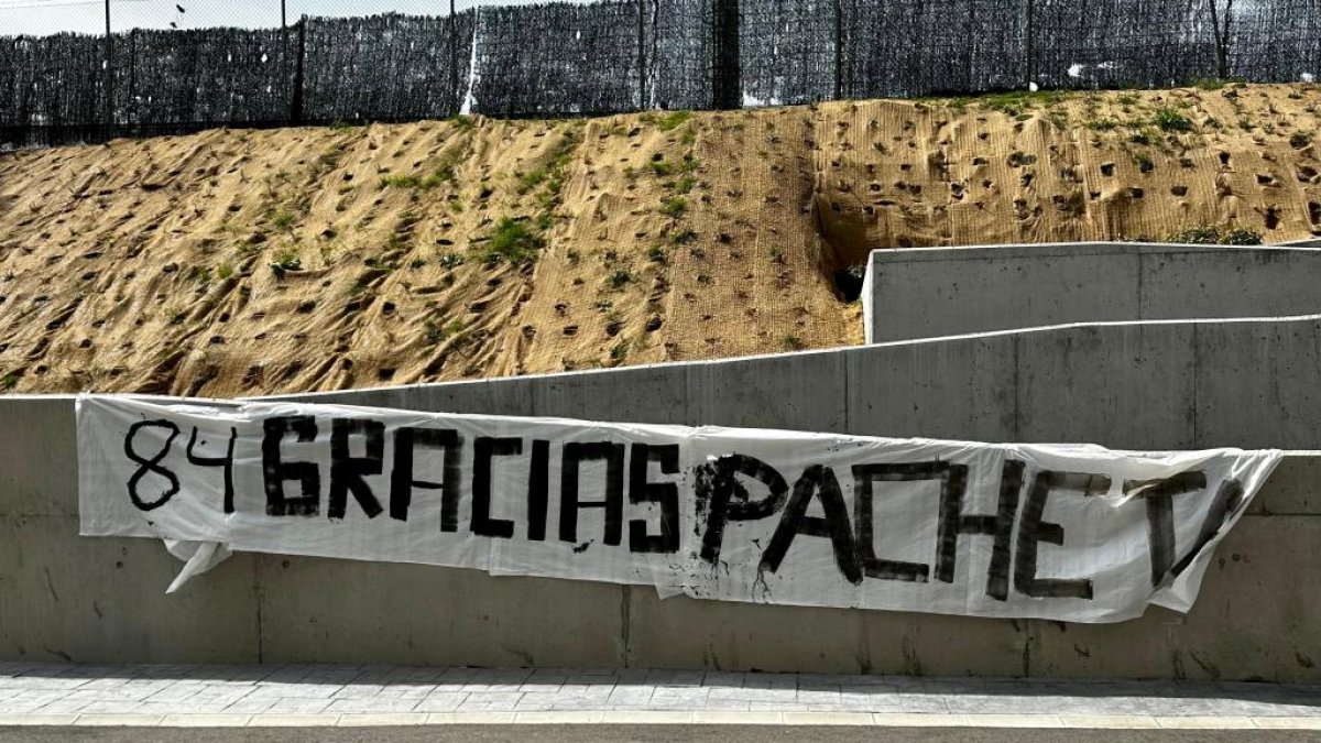 Pancarta en agradecimiento a Pacheta en los aldeaños del José Zorrilla. PHOTOGENIC