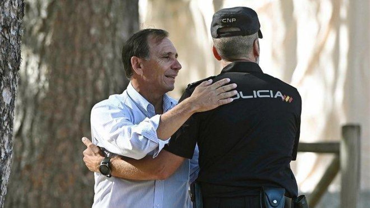 El cuñado de Blanca Fernández Ochoa, Adrián Federighi, saluda a un policía.-EFE / KIKO HUESCA
