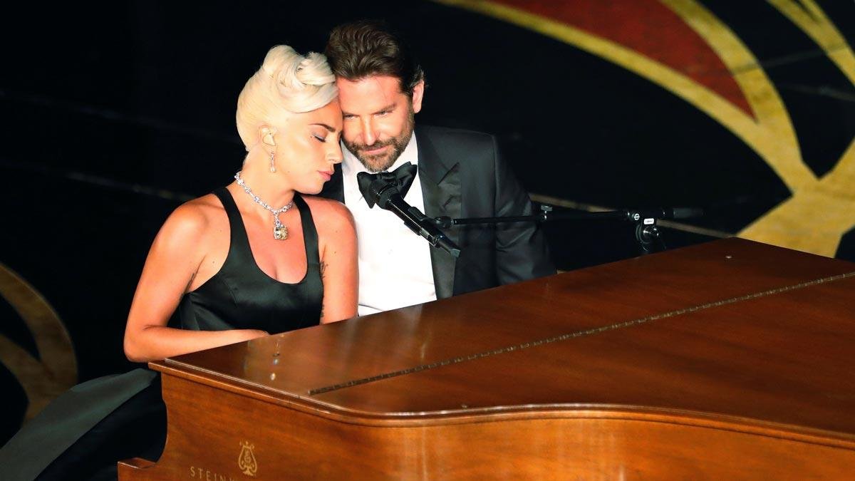 Lady Gaga y Bradley Cooper, recital de complicidad en la gala de los Oscar.-REUTERS