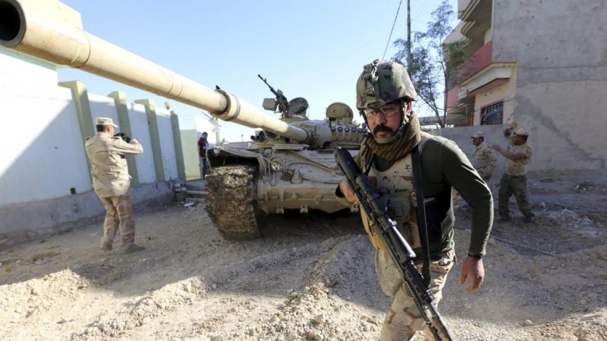 Soldados de la novena Brigada de Combate participan en una operación militar en el distrito de Al-Shimaa, en el sudeste de Mosul.-AHMED JALIL / EFE