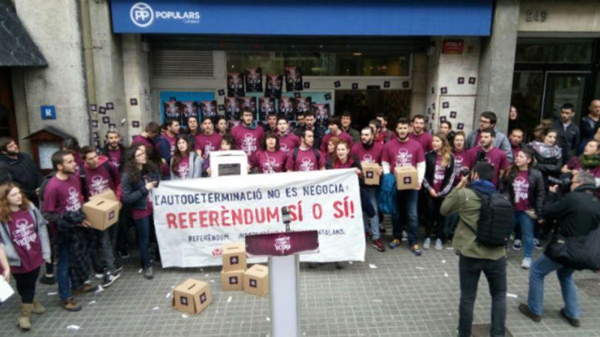 Miembros de Arran participan en la ocupación de la sede del PP en Barcelona.-EL PERIÓDICO (ARRAN)