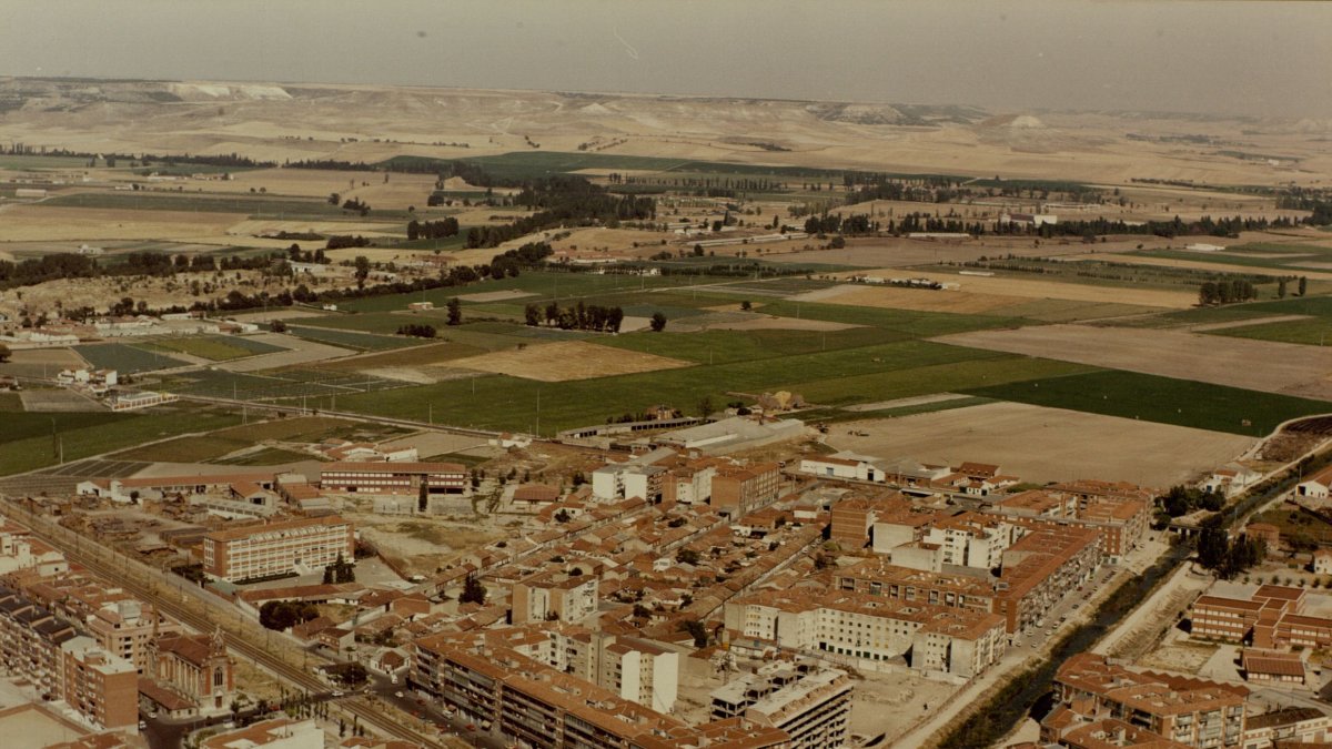 Panorámica con tierras de labor al fondo, lo que será el barrio Los Santos-Pilarica, en 1984.- ARCHIVO MUNICIPAL VALLADOLID