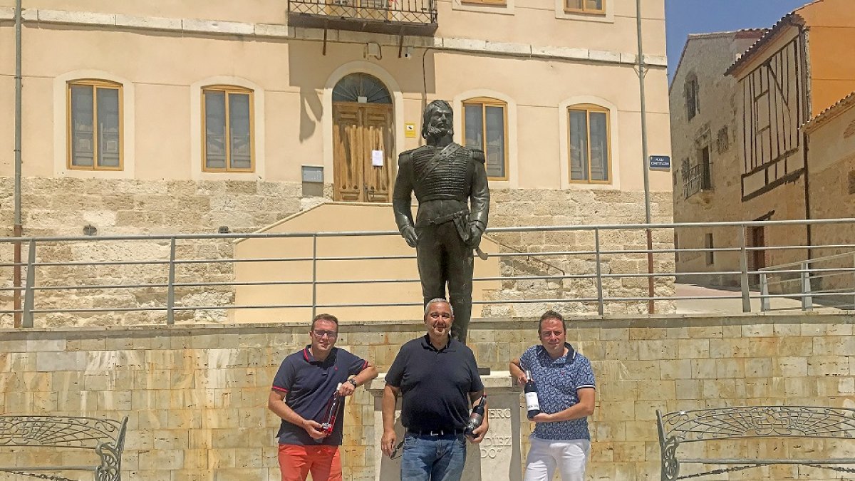 César Salvador, en el centro. A su izquierda, David Rodríguez y a su derecha, Carlos Rodríguez. Los tres se encuentran al lado de la estatua de El Empecinado.