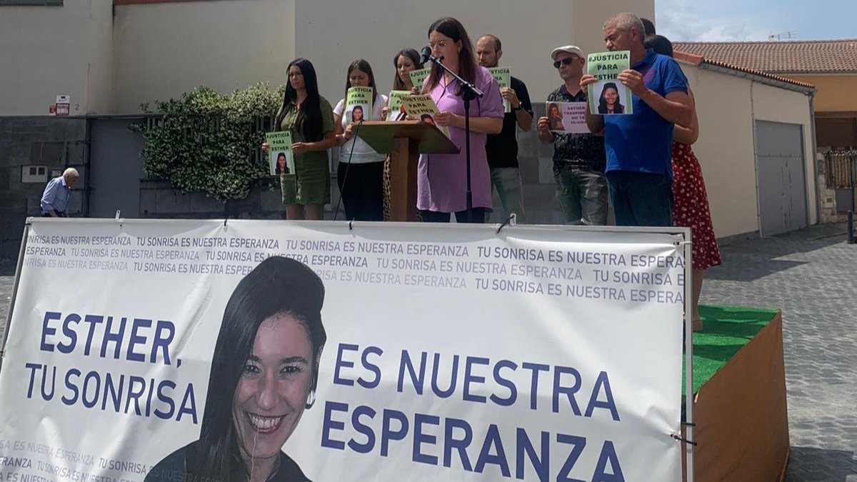 Acto homenaje en recuerdo de Esther López, con parte de su familia sobre el escenario.- E. M.