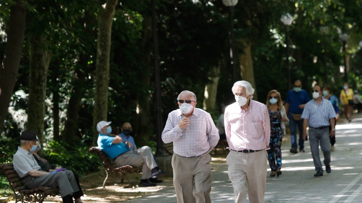 Personas paseando por el Campo Grande. - JUAN MIGUEL LOSTAU